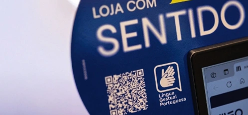 Dispensadores de senha acessíveis e áreas de espera com maior conforto.