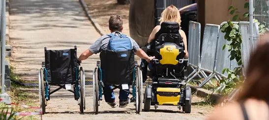 Casal com mobilidade condicionada em Festival
