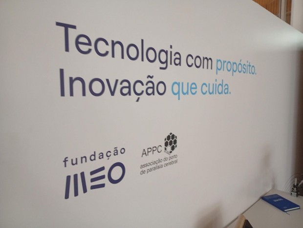 Painel com as frases “Tecnologia com propósito” e “Inovação que cuida”, acompanhado dos logótipos da Fundação MEO e da APPC.