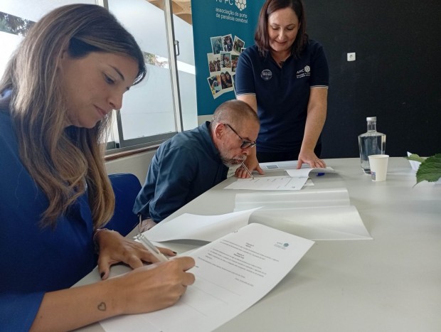 Assinatura protocolo no Espaço com Sentido APCC Porto