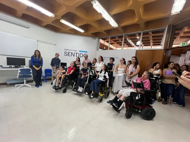 Grupo de participantes, incluindo várias pessoas em cadeiras de rodas, reunidos no Espaço com Sentido para uma sessão de apresentação, com elementos da equipa técnica presentes.