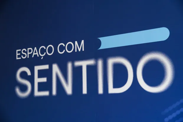 Parede azul com o logótipo “Espaço com Sentido”