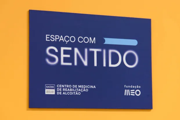 Placa Espaço com Sentido com os logotipos da Fundação MEO e do CMRA